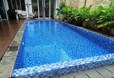 Kolam renang desain elegan di Kendal buatan dari tim dayanapool