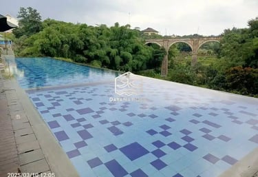kolam renang minimalis dengan sistem over flow.