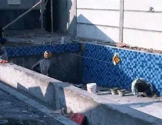 pemasangan mozaik kudalaut di kolam renang pribadi