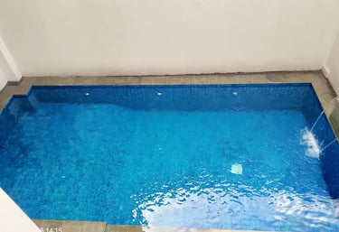Kolam renang tepi overflow desain elegan dari Dayanapool
