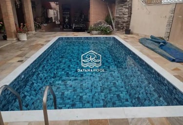 Kolam renang kecil yang pas dengan rumah bergaya minimalis di tengah kota.