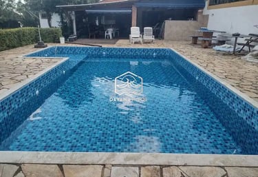 Kolam renang air hangat mewah di Bandung dengan pemandangan kota dan pegunungan.