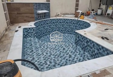 Desain kolam renang air hangat modern dengan air terjun buatan di Cianjur.