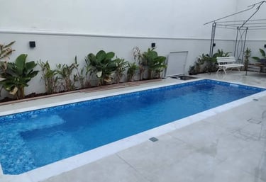 Kolam renang kecil yang pas dengan rumah bergaya minimalis di tengah kota.