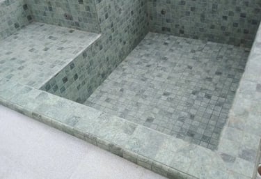 Desain kolam renang air hangat modern dengan air terjun buatan di Cianjur.