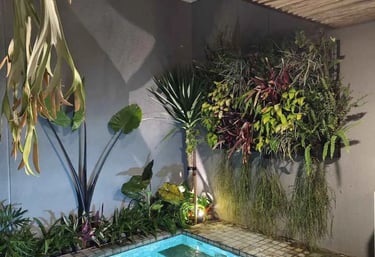 Kolam renang air hangat mewah di Bogor dengan pemandangan pegunungan. 