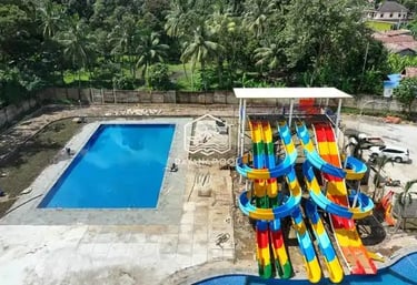 kolam renang watwrboom dan perosotan melingkar.