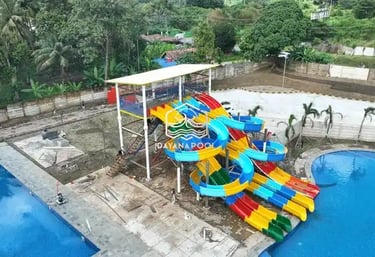 kolam renang anak lengkap dengan perosotan nya.