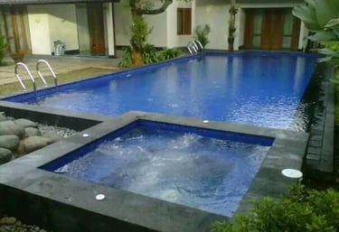 Kolam renang air hangat minimalis dengan dek kayu di halaman belakang rumah Garut