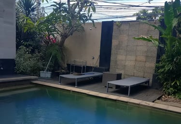kolam renang minimalis dengan sistem overflow