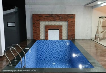 3. Suasana malam kolam renang air hangat di villa Kabupaten Bandung, lampu menyala.