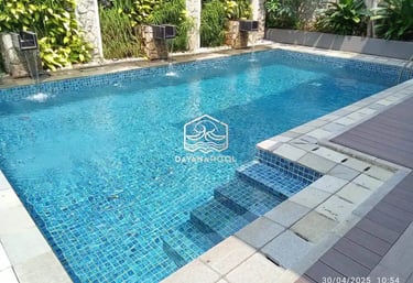 Kolam renang dengan keramik berwarna biru muda dan air yang jernih hasil dari dayanapool.