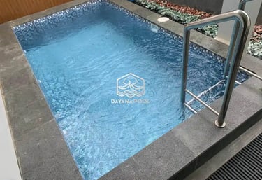 kolam renang dengan keramik roman biru muda dan biru tua