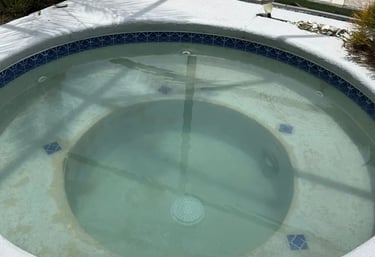 Kolam renang air hangat mewah di Depok dengan pemandangan pegunungan. 