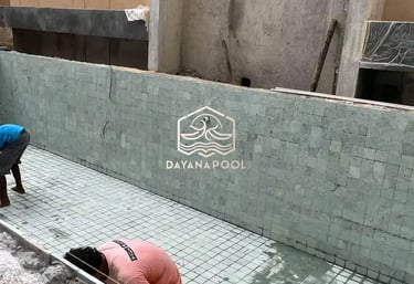 proses pembangunan kolam renang.