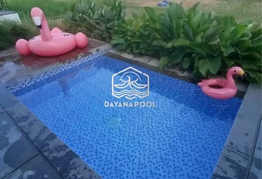 kolam renang minimalis dengan keramik berwarna biru muda dan air yang jernih