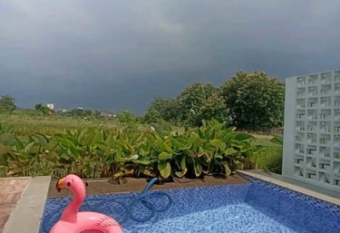 Kolam renang outdoor DayanaPool yang mewah dan terawat, meningkatkan nilai properti.