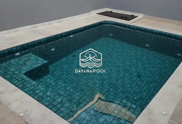 Kolam Renang Minimalis Modern – "Desain kolam renang minimalis yang modern dan elegan, karya Daya