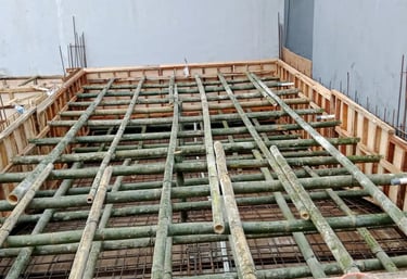 Proses konstruksi kolam renang berkualitas tinggi oleh tim DayanaPool Bandung.