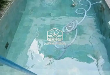 kolam renang denganair berwarna hijau yang perlu perawatan khusu