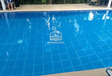 proses pengenatan keramik kolam renang oleh tim dayaanapool