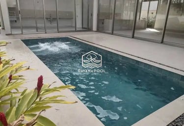 Kolam renang di villa rancaekek dengan finising kolam keramik roman berwarna biru.