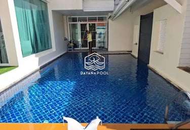 Kolam renang custom dengan desain modern dan elegan yang dibangun oleh Dayanapool.