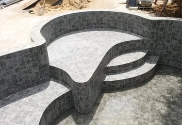 kolam renang artistik dengan finishing batu alam