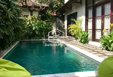 kolam renang minimalis di halamn belakang rumah dengan finishing batu alam