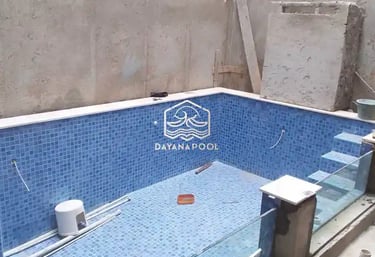 Kolam renang air hangat mewah di Kabupaten Bandung Barat dengan pemandangan pegunungan.