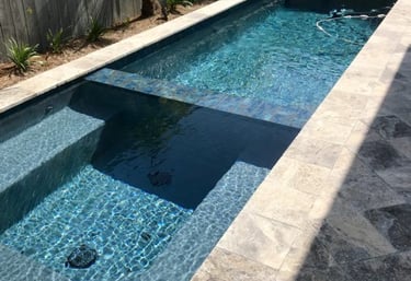 kolam renang di halaman belakang rumah di daerah depok