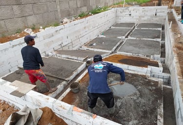 proses pembangunan kolam renang.