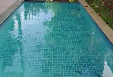 Suasana malam kolam renang air hangat di villa Karawang, lampu menyala.