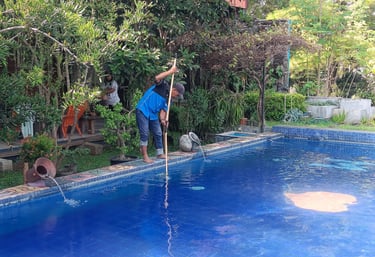 proses perawatan kolam renang oleh tim dayanapool