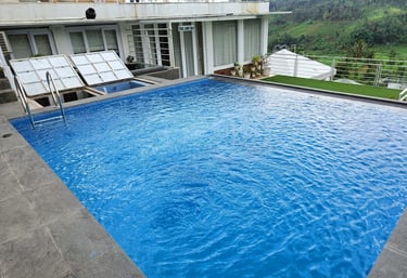 Kolam renang di villa rancaekek dengan finising kolam keramik roman berwarna biru.