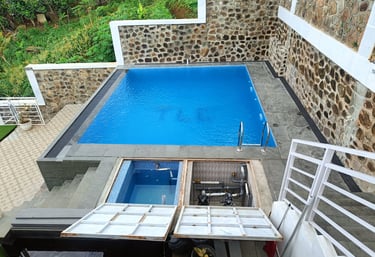 kolam renang minimalis dengan sistem over flow.