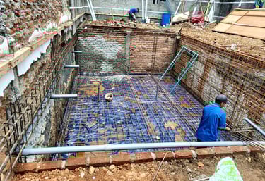 Pembuatan Kolam Renang tahap Pembesian