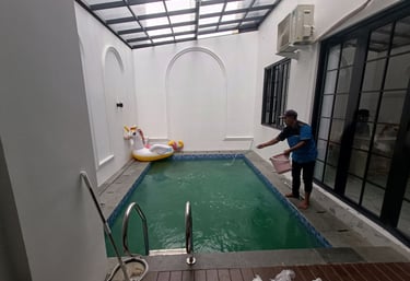 penaburan obat untuk treatmen kolam renang yang airnya sudah hijau