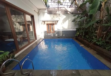 kolam renang minimalis ramah lingkungan di halaman belakang