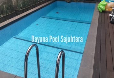 kolam renang garapan dayanapool dengan keramik berwarna biru muda