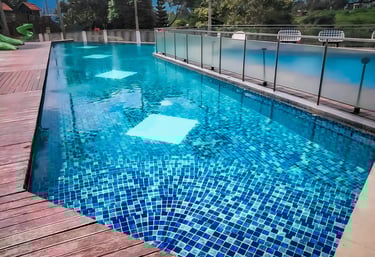 kolam renang di villa dengan keramik mozaik