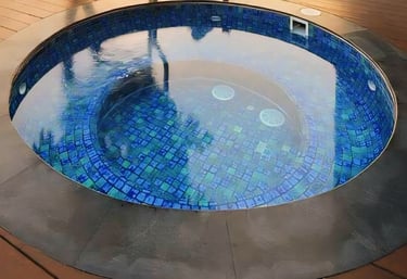 Kolam jakuzzi lengkap dengan pemanas air dan pemijatnya.