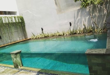 Kolam renang air hangat mewah di Kabupaten Bandung Barat dengan pemandangan pegunungan. 