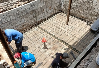 prodses pembuatan struktur dan gelaran kolam renang.