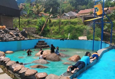 kolam renang alam di pangalengan dengan ukuran 10x10.