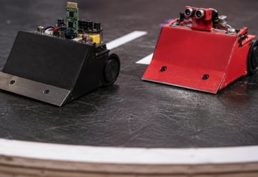 Robots de sumo compitiendo en una pista