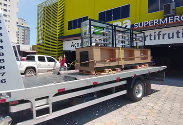 guincho carregando um balcão de madeira e vidro