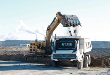 Huaneng autonomous truck getting loaded with sand 