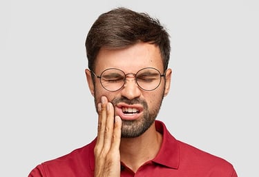 Un homme qui a une douleur à la machoire