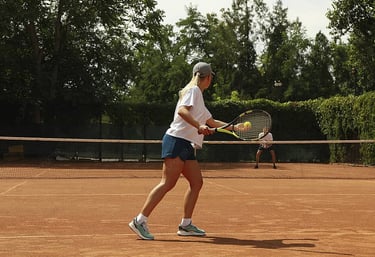 une sportive qui joue du tennis avec un sportif